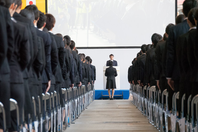 新入社員を代表して全日空商事の神長汐音氏が決意表明