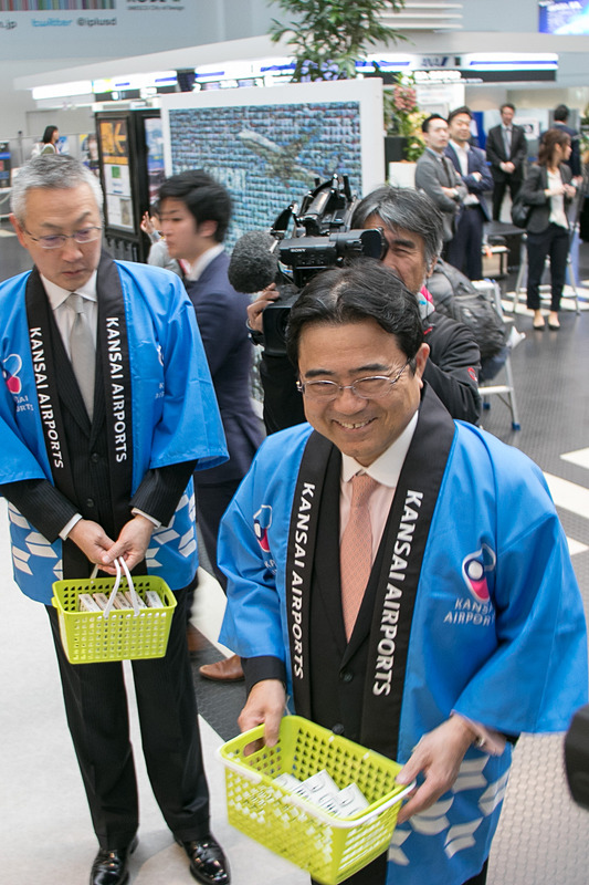 関西エアポート神戸による運営スタートを記念して、ターミナル内で記念品としてドリップコーヒーが利用客に配られた