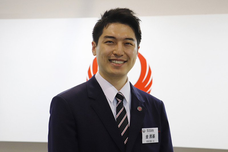 釜山空港 金民基さん。キャッチフレーズは「いつも燃えてる海の男」