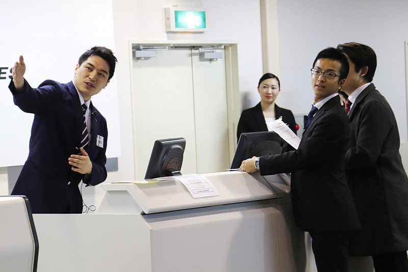 冗談も交えるなど見事な日本語の対応を見せた釜山空港の金民基氏