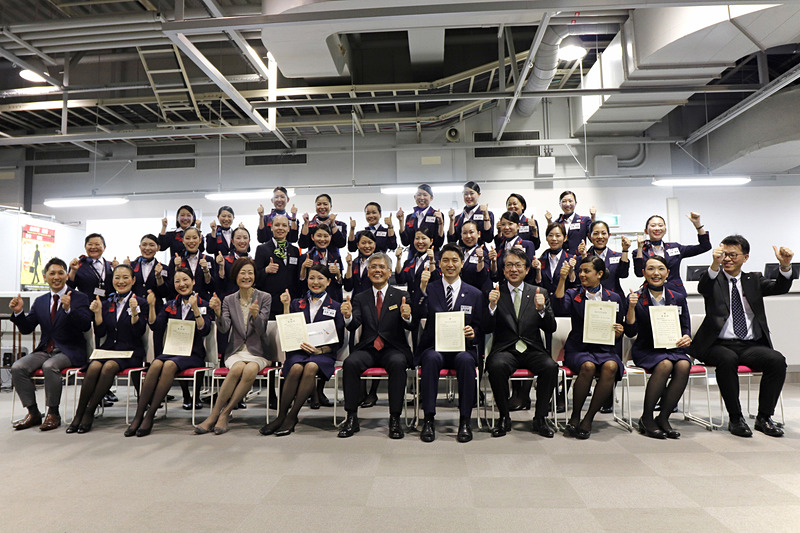 全員揃った記念撮影も「イイネ イイネ」バージョンで