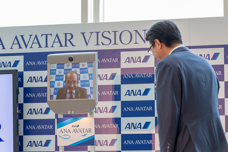 テストフィールドのある大分県の知事 広瀬勝貞氏とアバターを介して歓談する片野坂真哉氏