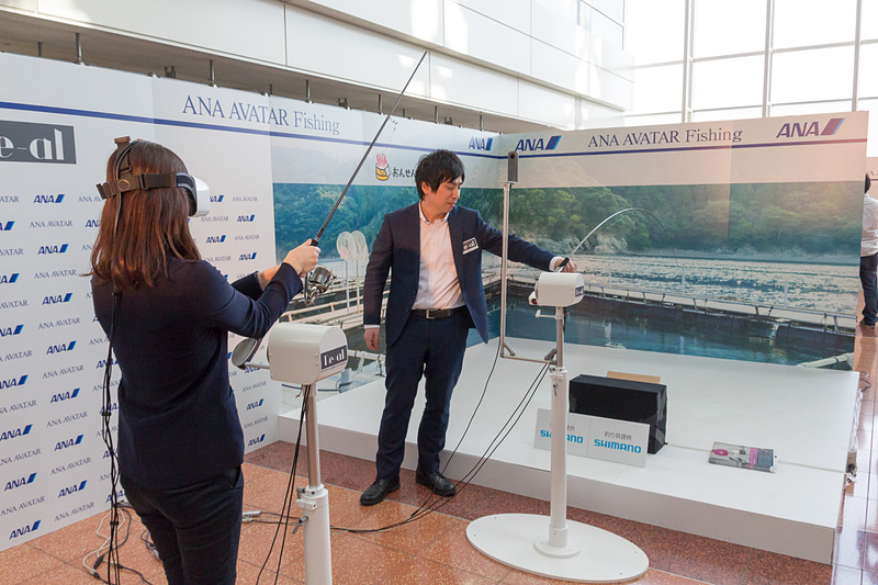 慶応義塾大学が取り組んでいる「ANA AVATAR FISHING」のブース。手前にある釣り竿を操作して、奥にある遠隔操作された釣り竿を操作する。魚がかかると、操作側の釣り竿にも“ググググッ”という振動が本物のように伝わってくる。こちらに使われている力触覚の原理は特許も取得しているとのこと