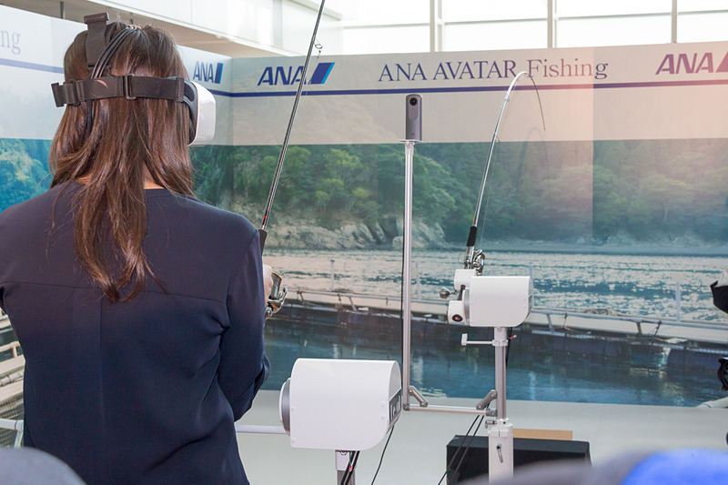 慶応義塾大学が取り組んでいる「ANA AVATAR FISHING」のブース。手前にある釣り竿を操作して、奥にある遠隔操作された釣り竿を操作する。魚がかかると、操作側の釣り竿にも“ググググッ”という振動が本物のように伝わってくる。こちらに使われている力触覚の原理は特許も取得しているとのこと