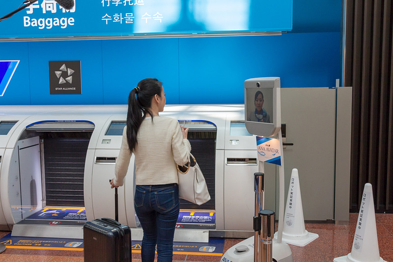 「ANA AVATAR AIRPORT SERVICE」は、Suitable Technologies社のアバターBeamシリーズを活用したサービス。この日は遠方にいる空港スタッフが自動手荷物預け機の使い方を中国語で説明していた。現地語対応できるスタッフが不在の場合の対処、アイドルタイムの有効活用などが想定されている