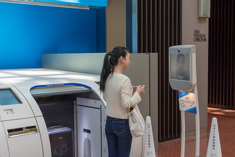 「ANA AVATAR AIRPORT SERVICE」は、Suitable Technologies社のアバターBeamシリーズを活用したサービス。この日は遠方にいる空港スタッフが自動手荷物預け機の使い方を中国語で説明していた。現地語対応できるスタッフが不在の場合の対処、アイドルタイムの有効活用などが想定されている