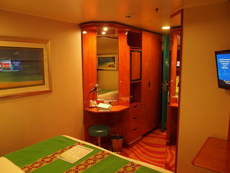 内側船室は鏡を利用して広く感じることができる。ウッドパネルを多用した落ち着いた空間だ