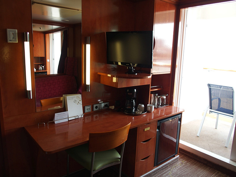 デスクにはミニバーを併設する