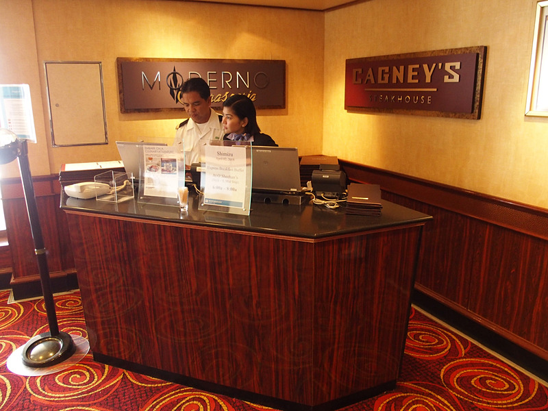 キャグニーズのレセプションと入り口