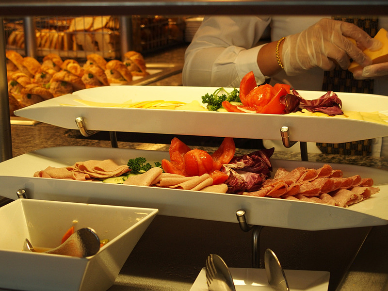 グレードアウトドアーズから右舷側を船首方向に進むとビュッフェレストラン「ガーデンカフェ」に続く