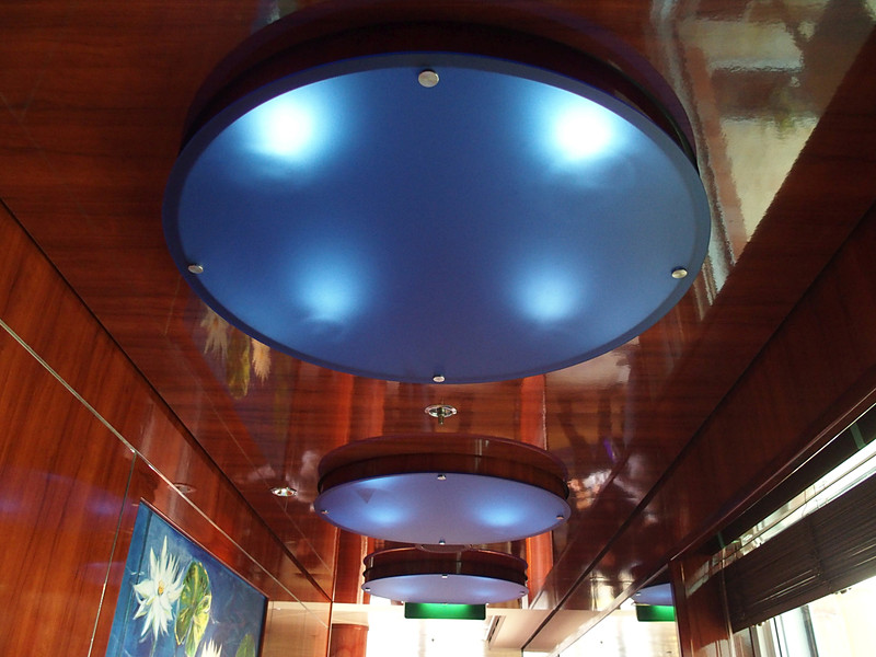 キャビン内廊下の照明も凝っている