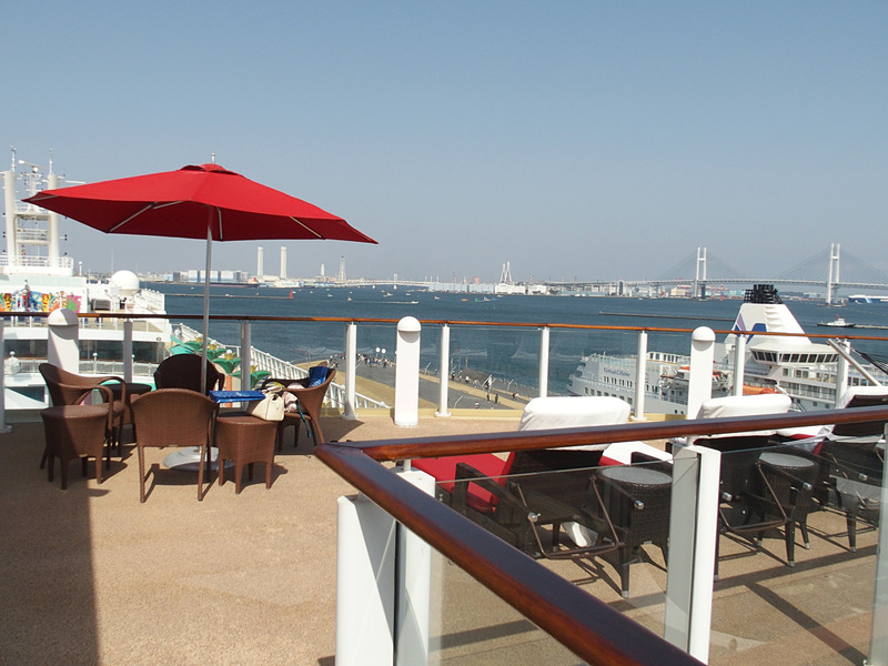 屋上にあるサンデッキにアクセスできる。大さん橋の東側岸壁に停泊するのは「ぱしふぃっく・びいなす」
