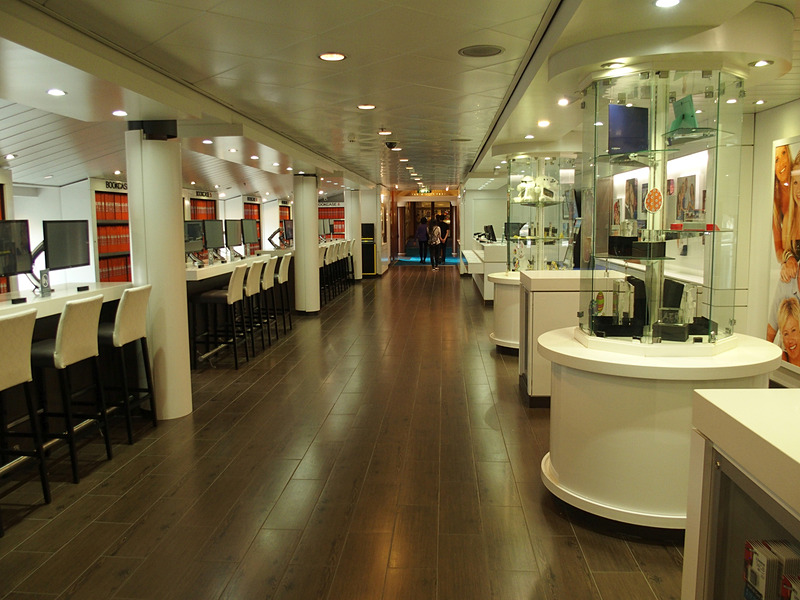 アトリウムカフェ＆バーの後方に続く左舷通路にはアートギャラリーを、右舷通路にはフォトギャラリーをそれぞれ設けている