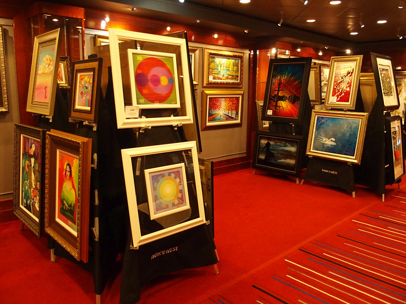 アトリウムカフェ＆バーの後方に続く左舷通路にはアートギャラリーを、右舷通路にはフォトギャラリーをそれぞれ設けている