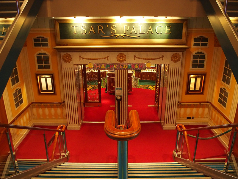 さらにその後方には第6デッキに設けたメインダイニング「ツァーズ・パレス」にアクセスできる