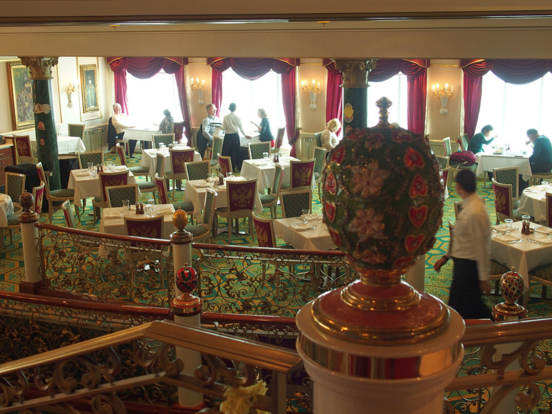 さらにその後方には第6デッキに設けたメインダイニング「ツァーズ・パレス」にアクセスできる