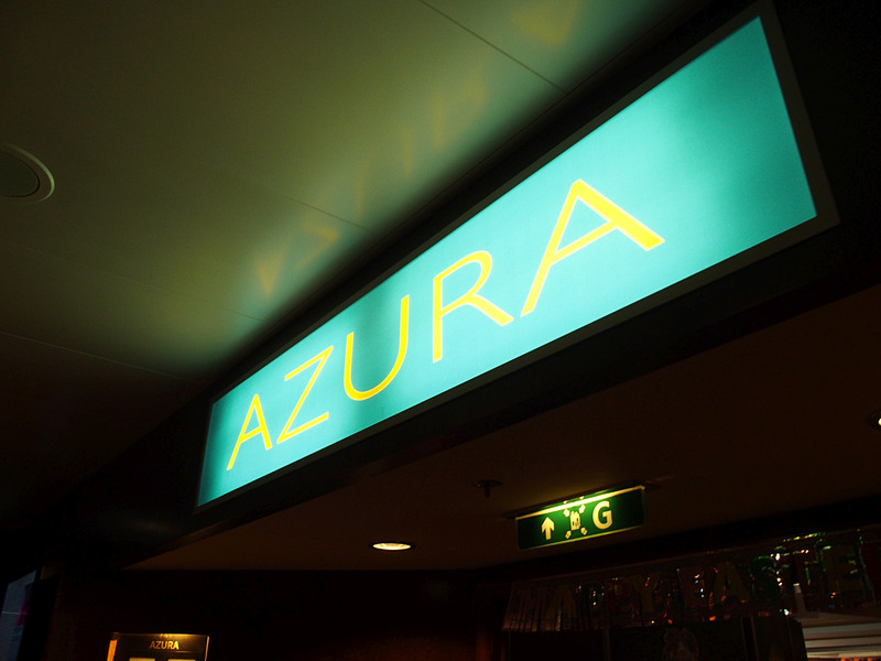 第6デッキを船首方向に進むと船体中央にもう1つのメインダイニング「AZURA」に着く。こちらも両舷一杯にスペースを確保している
