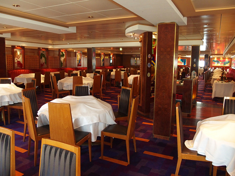 第6デッキを船首方向に進むと船体中央にもう1つのメインダイニング「AZURA」に着く。こちらも両舷一杯にスペースを確保している