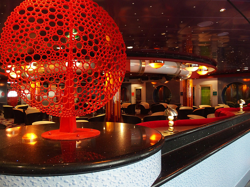 さらにその前方にあるラウンジ＆バー「FYZZ」