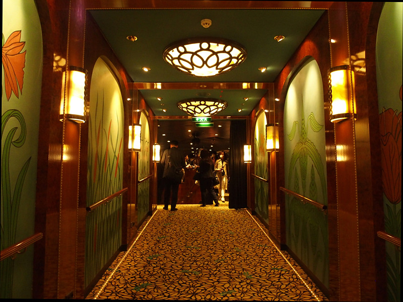 そして、第7デッキ最前部にある船内ホール「STARDUST」と続く