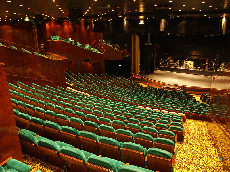 そして、第7デッキ最前部にある船内ホール「STARDUST」と続く