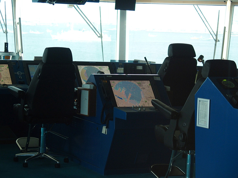 ブリッジ展望室には帰港した港から贈呈された盾と