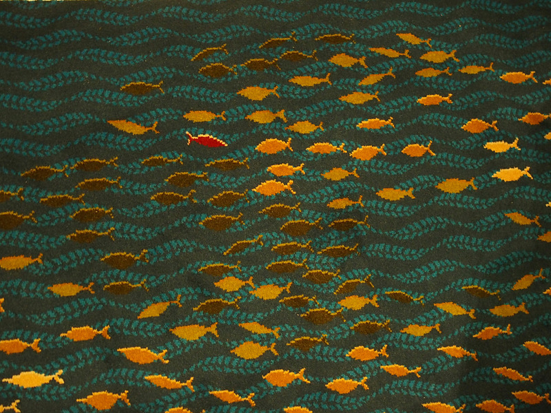 通路のカーペットには魚の群れが描かれており、その向きで船首方向が分かるようになっている。まれに逆に泳ぐ魚がいたりする