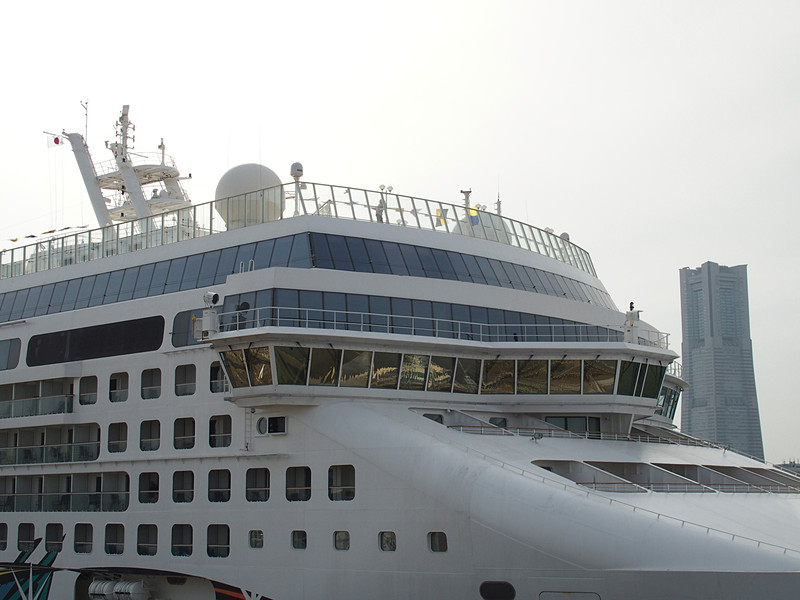 前マストには日章旗を掲げている