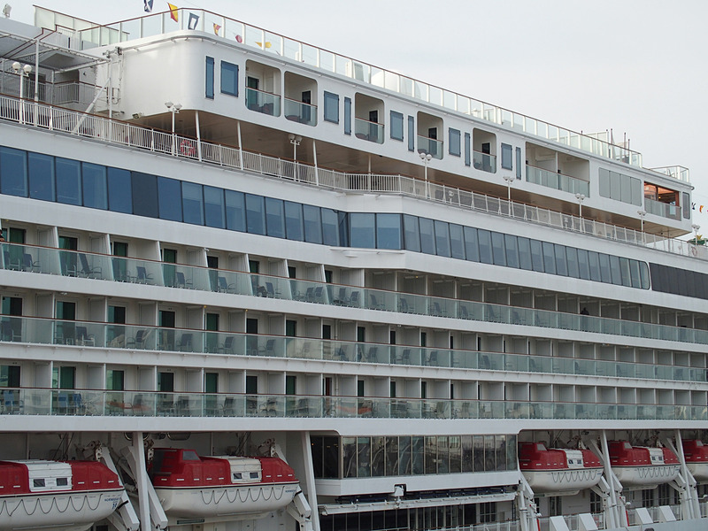 ずらりと並ぶベランダ付きキャビン。最上層の第14デッキは上級等級「ザ・ヘブン」専用エリアになる