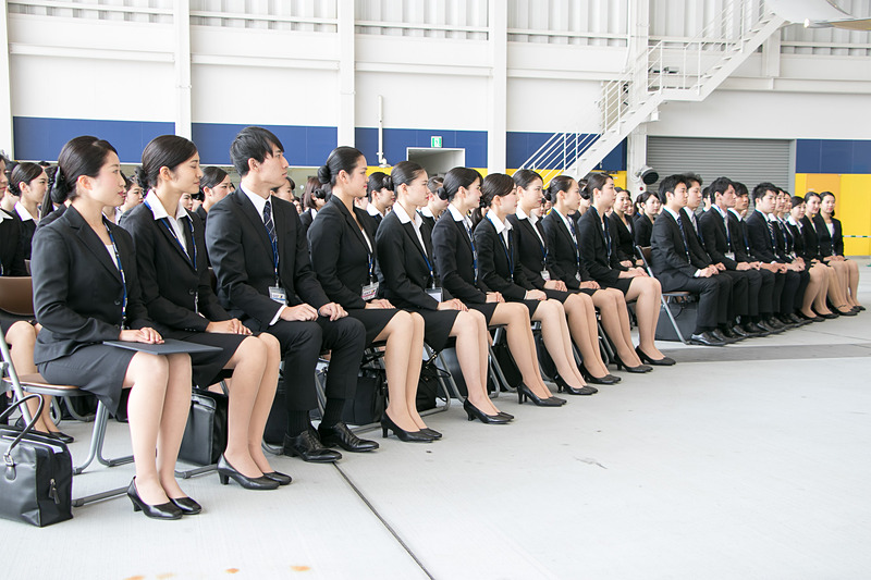 佐山会長の言葉を聞く新入社員