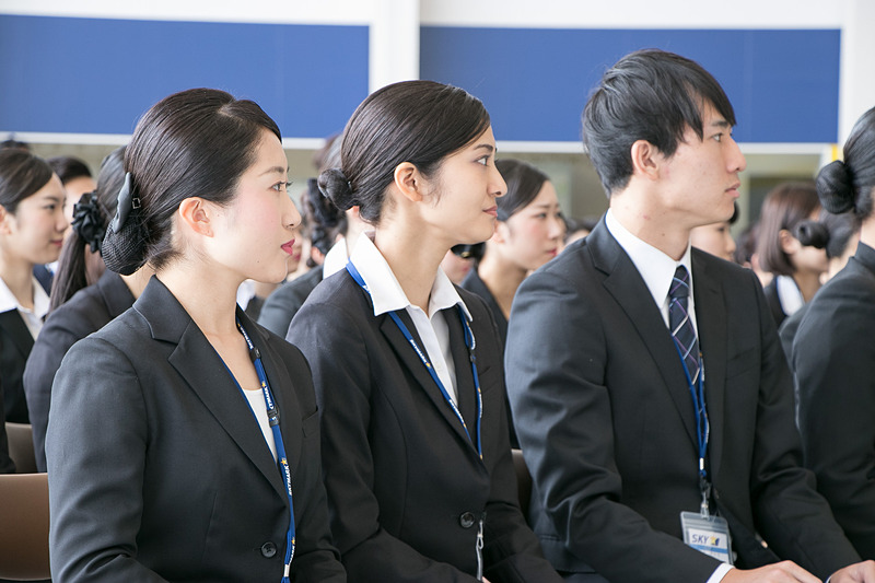 左から新入社員を代表してあいさつした木皿万里氏、客室乗務職の儀部ももこ氏、自社養成パイロットの森慶太氏