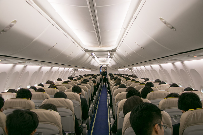 搭乗完了。1年先輩のCA（客室乗務員）が安全の注意を行なう