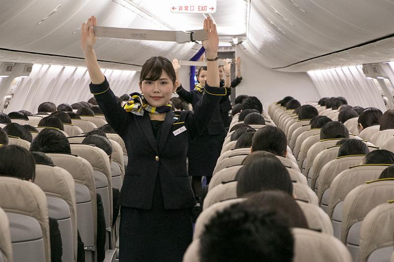 搭乗完了。1年先輩のCA（客室乗務員）が安全の注意を行なう
