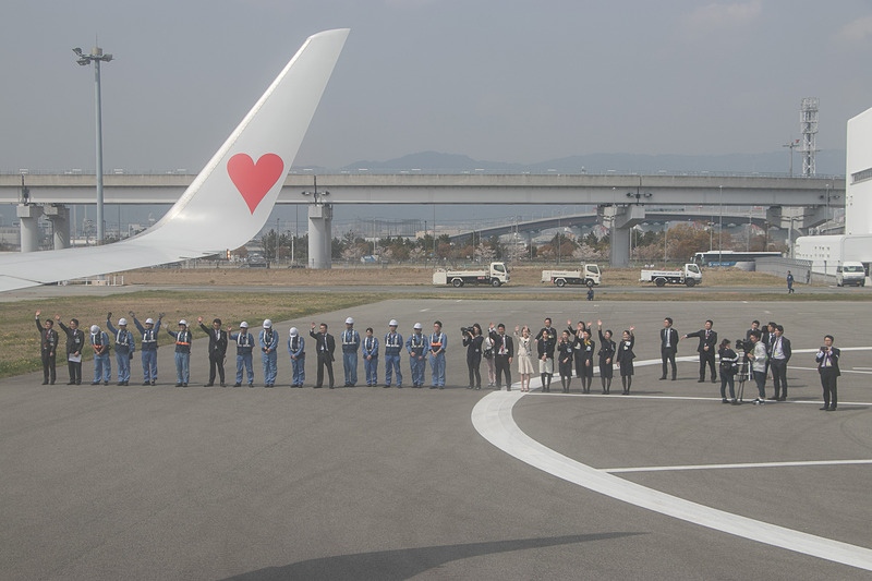 新入社員が乗ったタイガースジェットを見送るスカイマークのスタッフたち