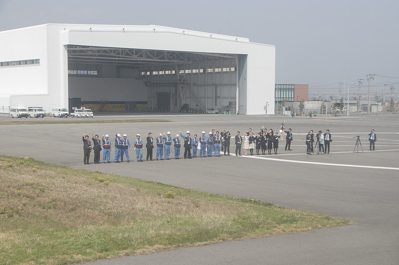 新入社員が乗ったタイガースジェットを見送るスカイマークのスタッフたち