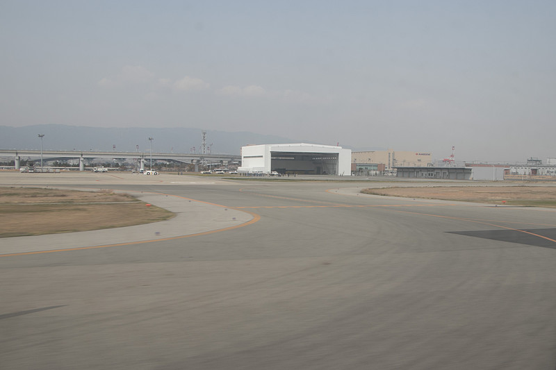 新入社員が乗ったタイガースジェットを見送るスカイマークのスタッフたち