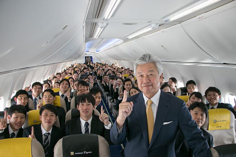 機内で佐山会長と記念撮影