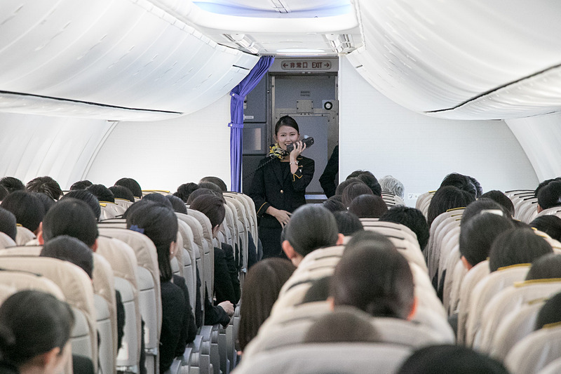 機内では機長、副操縦士、CAから新入社員へのあいさつがあった