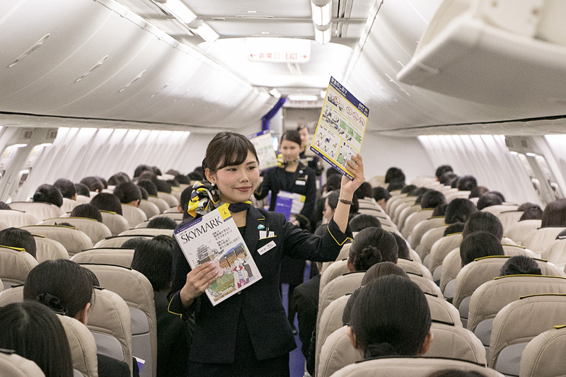 降機する前に、自分たちが使ったシートのシートポケットの中身やシートベルトなどを整える