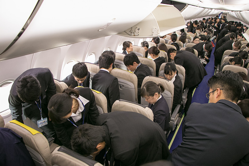 降機する前に、自分たちが使ったシートのシートポケットの中身やシートベルトなどを整える