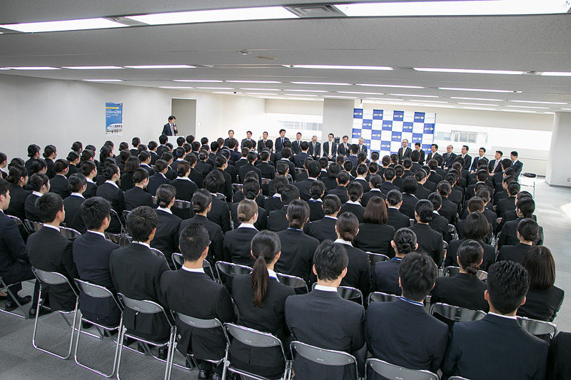 スカイマーク本社内で引き続き入社式が行なわれた