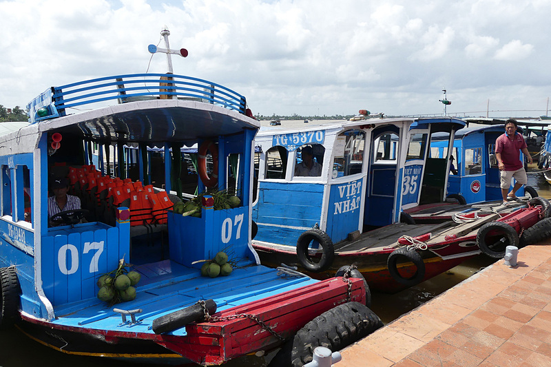 モーターボートに乗ってメコン川の支流をクルーズ