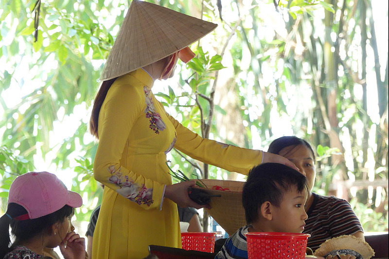 チップをもらいに巡回するアオザイおねいさん