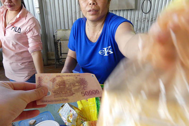 そして気付けばお札を出している