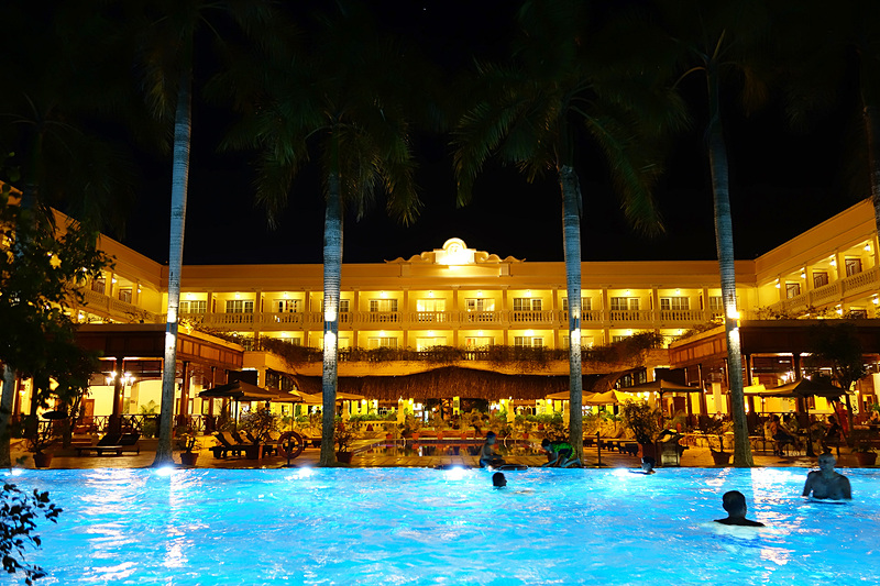 夜のプールがこれまた美しい！