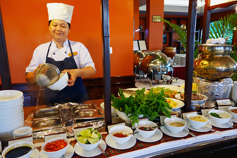 葉っぱがたくさんのフォー。ベトナムの南部と北部ではフォーの味もだいぶ違います