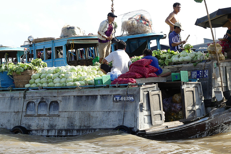 活気あふれる水上マーケット。船首にある「目」のマークは魔よけなのだそう