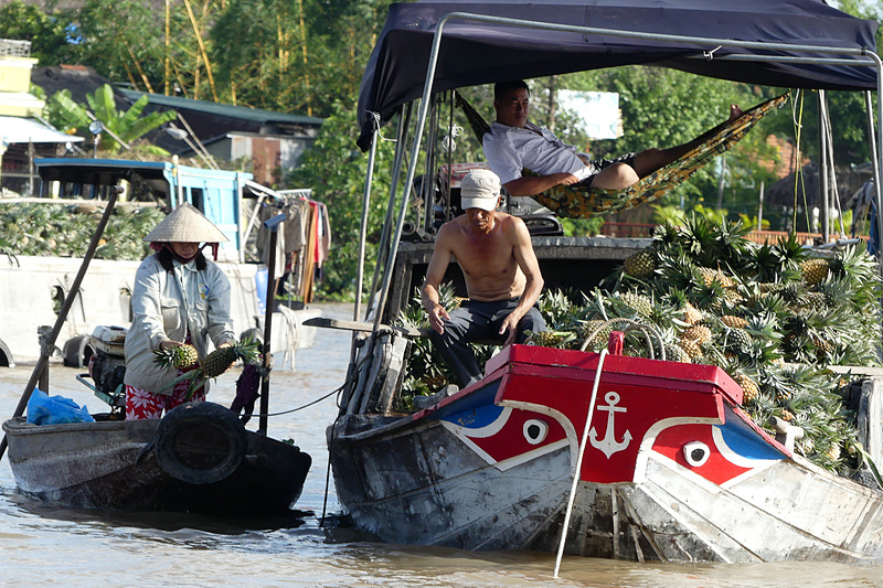 活気あふれる水上マーケット。船首にある「目」のマークは魔よけなのだそう