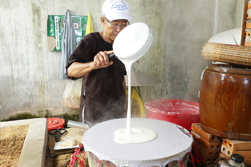 笑顔がステキなライスペーパー作りの名人