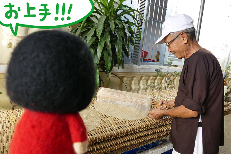 竹製の専用の道具で巻き巻きして